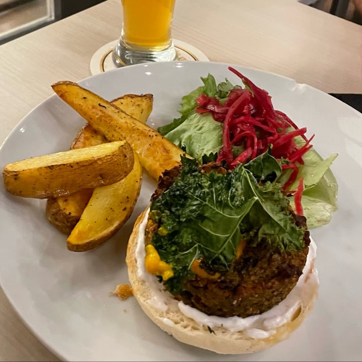 photo of Cantina LAB Can Batlló Hamburguesa vegana shared by @elenailulena on  27 Feb 2022 - review