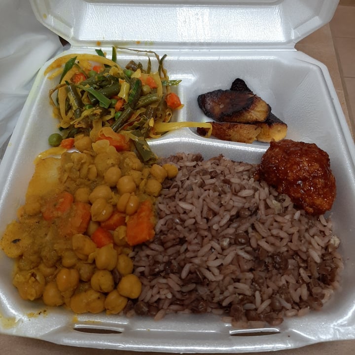 photo of Impact Island Cafe Vegan Platter shared by @carriecreighton on  06 Nov 2021 - review