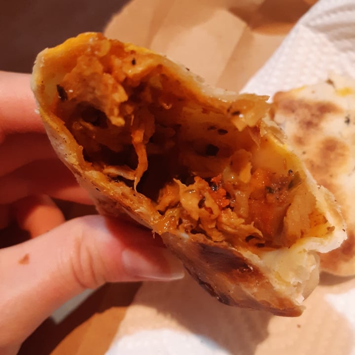 photo of Lontano Pizza Empanada De "Pollo" shared by @martinaitziar on  16 Nov 2021 - review