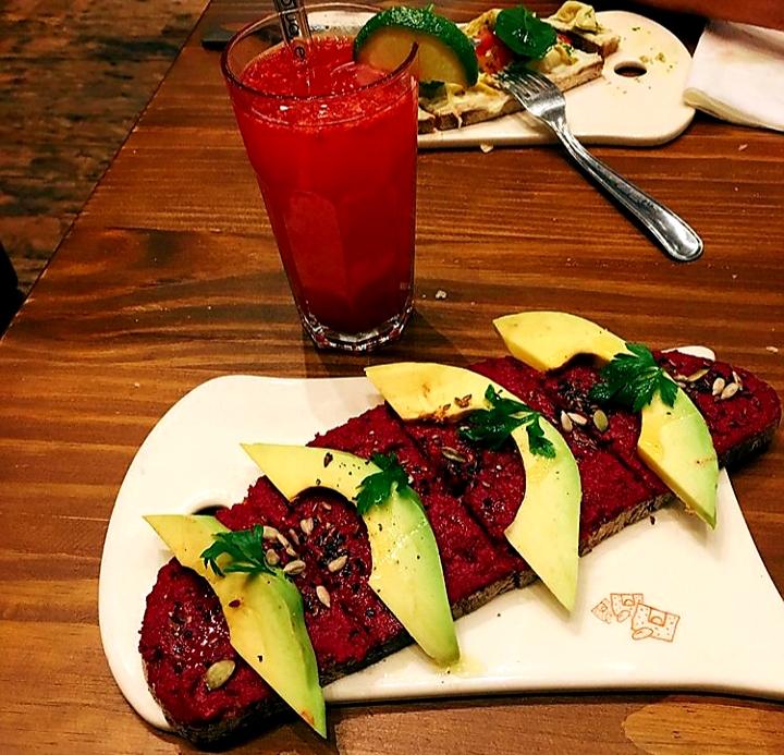 photo of Le Pain Quotidien Tartine de hommus de beterraba com abacate, sementes, pimenta e salsinha. shared by @anaclis on  28 Feb 2020 - review