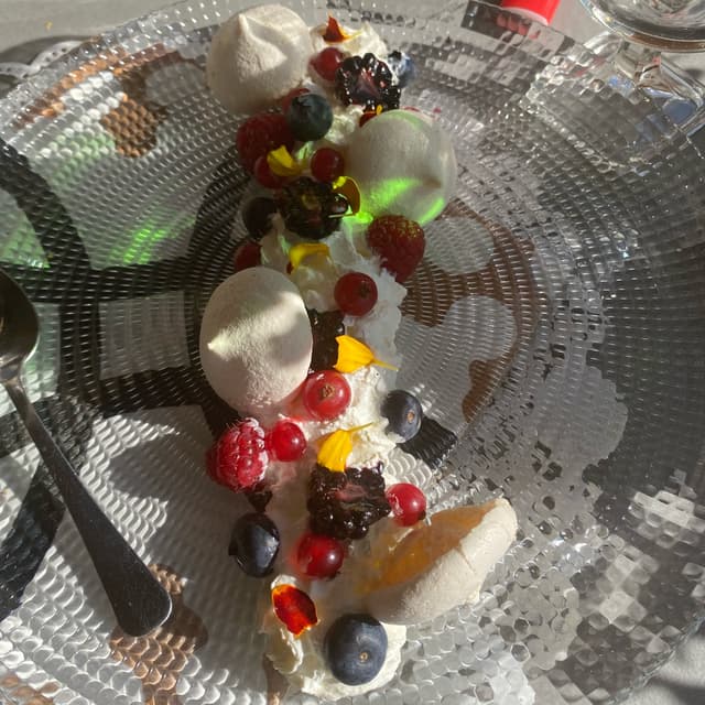 Photo of the dish “Meringa di Acquafaba con panna vegetale e frutti di bosco”