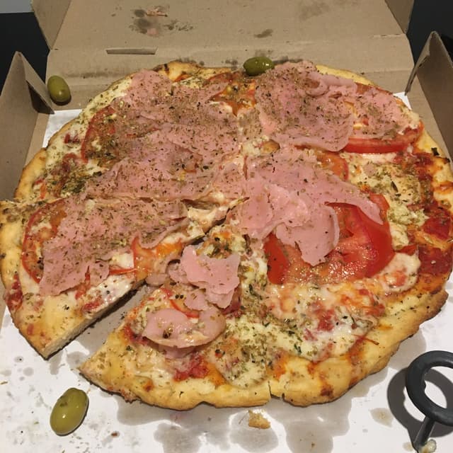菜肴“Pizza Napolitana con Jamón”的照片