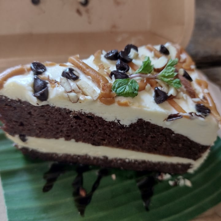 photo of Ganita Cafe Chocolate and buttercream caramel cake shared by @felice on  29 Nov 2021 - review