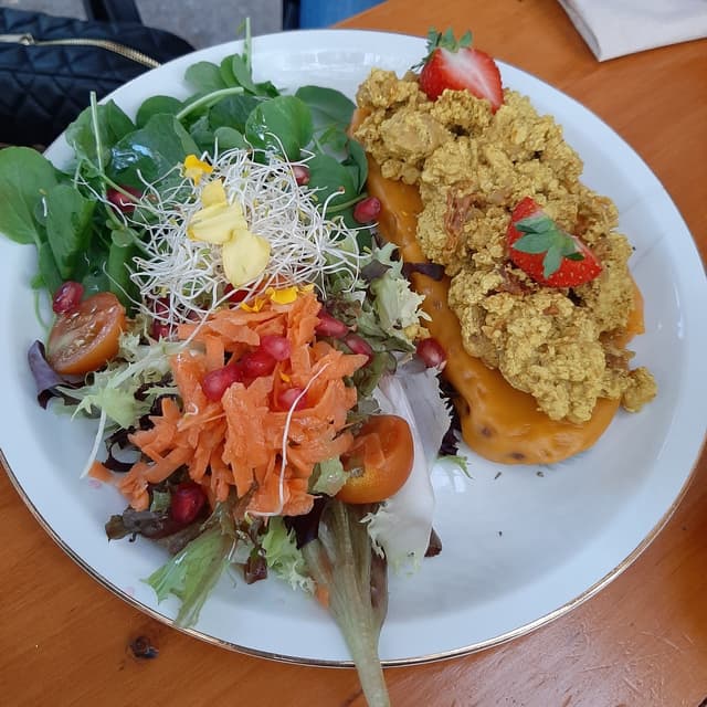 菜肴“Tofu Scramble on cheesy bread”的照片