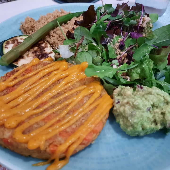 photo of Restaurante Verde Mostaza Hamburguesa De Zanahoria Con Avellanas shared by @saramanzana on  16 Oct 2021 - review