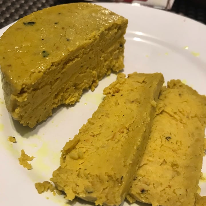 review photo of Felices Las Vacas Questaña Queso Vegano al Ajillo shared by @abru95 on 12 Oct 2021 - review