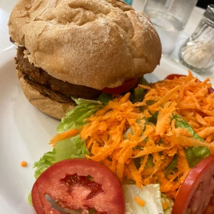 review photo of Loving Hut Hamburguesa De Hongos shared by @lunavanmeegroot on 14 Mar 2022 - review
