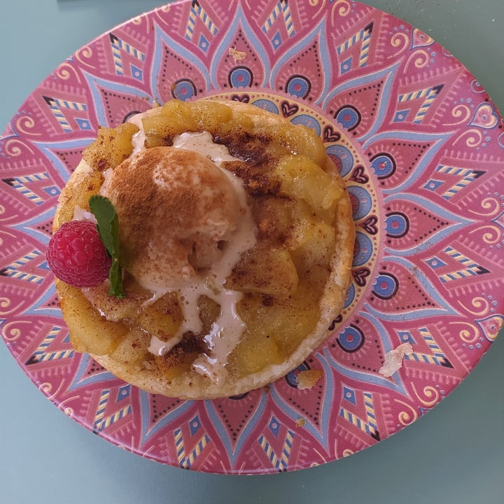 photo of Hakuna Matata Veggie Hojaldre de manzana con helado shared by @sofiat4 on  02 Dec 2021 - review