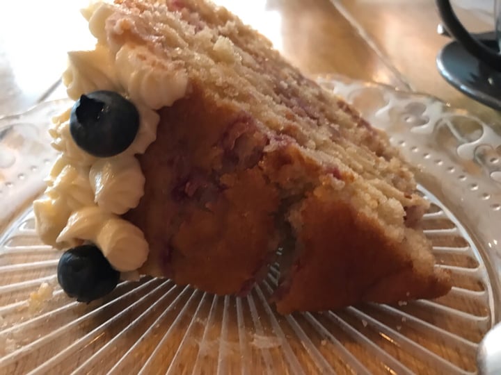 photo of Eat Me Cafe Raspberry and Blueberry  cake shared by @maggiefilipponi on  17 Aug 2019 - review
