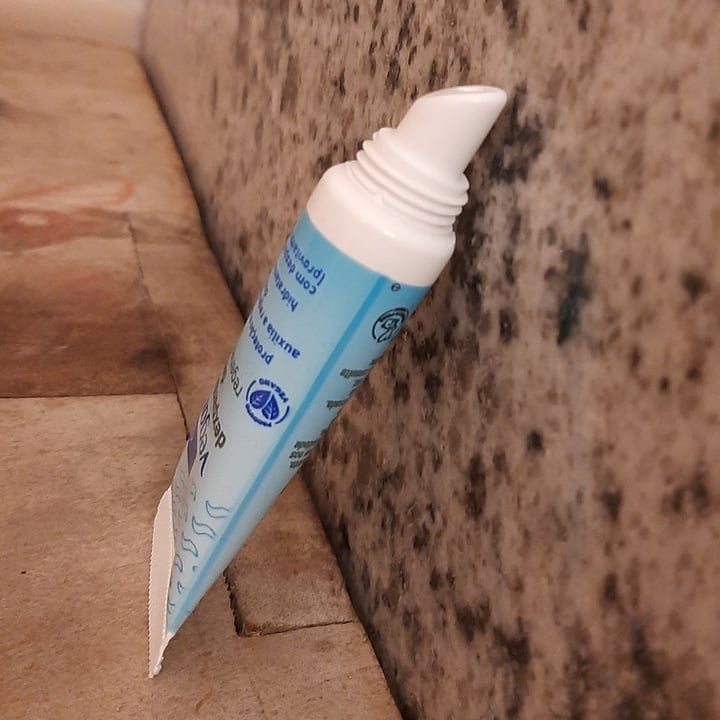 photo of Needs regenerador labial shared by @danmiet on  16 May 2022 - review