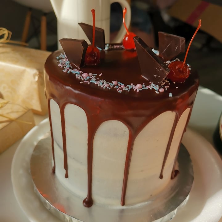 review photo of Tessa's Bakery Vegan Chocolate Berry Drip Cake shared by @fernabraham on 22 Nov 2020 - review