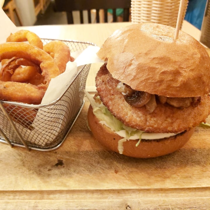 review photo of Burger Factory Veggie Champignon Burger shared by @paolav92 on 20 Nov 2022 - review
