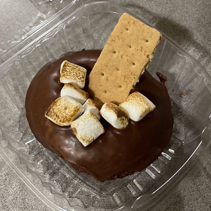 photo of SloDoCo Donuts S’more Donut shared by @hahagiggles on  15 Jul 2022 - review