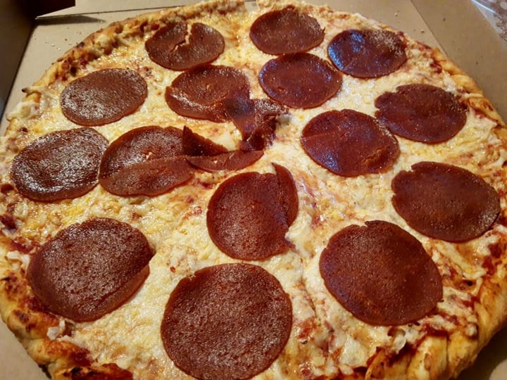 photo of Veggino's Pizza Pizza de pepperoni shared by @dodyblake on  05 Apr 2020 - review