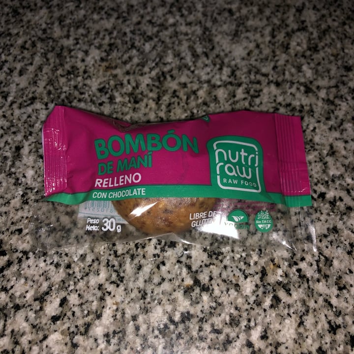 review photo of Nutri Raw Bombón De Maní Relleno Con Chocolate shared by @candemor on 19 Aug 2022 - review