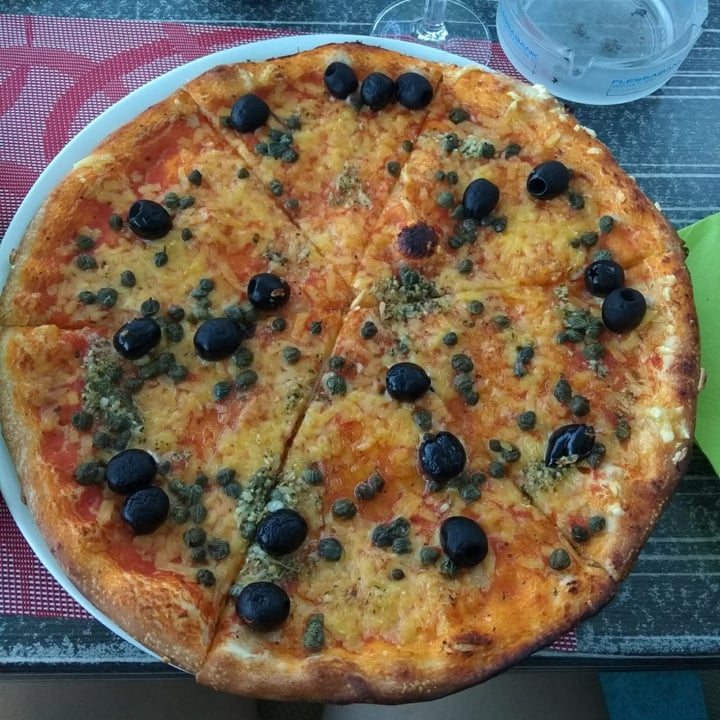 photo of Restaurant Pizzeria Ambiente Pizza Con Aceitunas Negras Y Alcaparras shared by @josehdz on  29 Nov 2020 - review