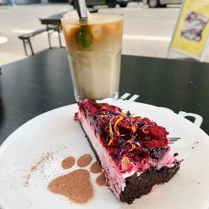 review photo of Café Katzentempel White Chocolate Mousse Cake With Raspberries shared by @brombeerwal on 23 Jul 2020 - review