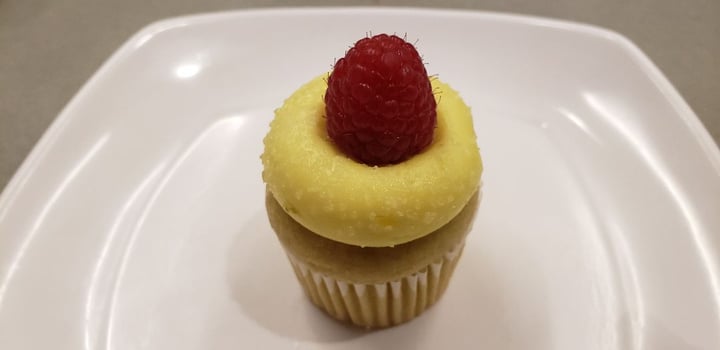 photo of Collins Dining Hall - Claremont McKenna College Lemon Cupcake w/ raspberry shared by @jakeybakey on  03 Mar 2019 - review