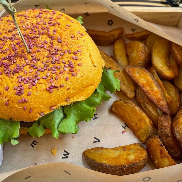 review photo of Flower Burger Hercules Burger shared by @ilsoledautunno on 06 Nov 2022 - review