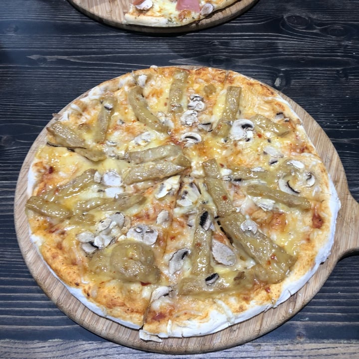 photo of Panarottis Table Bay Saucy Chicken and Mushroom Pizza shared by @zsuz on  29 Dec 2021 - review