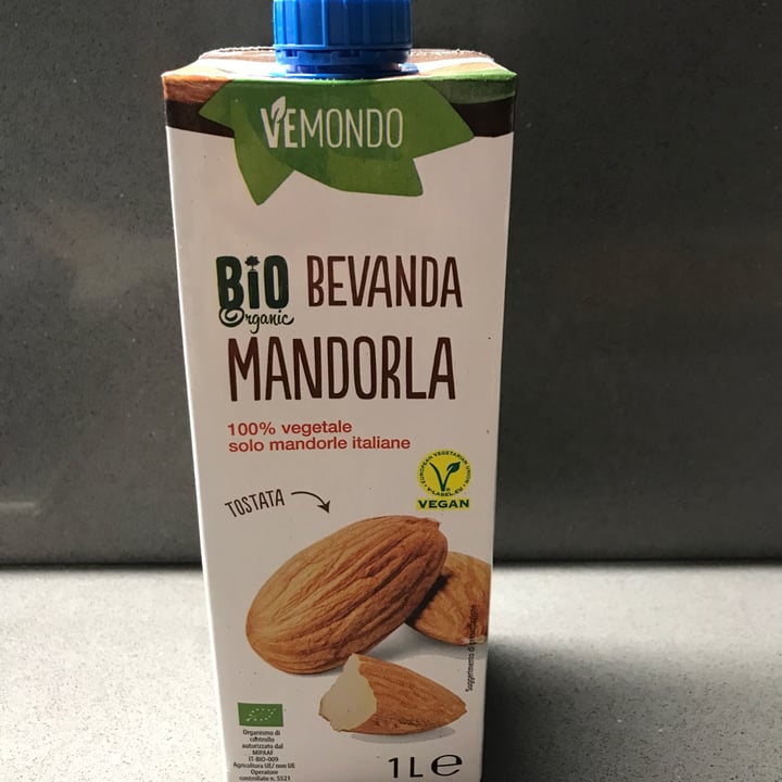 photo of Vemondo  bio bevanda mandorla shared by @apprendistavegana on  24 Aug 2022 - review