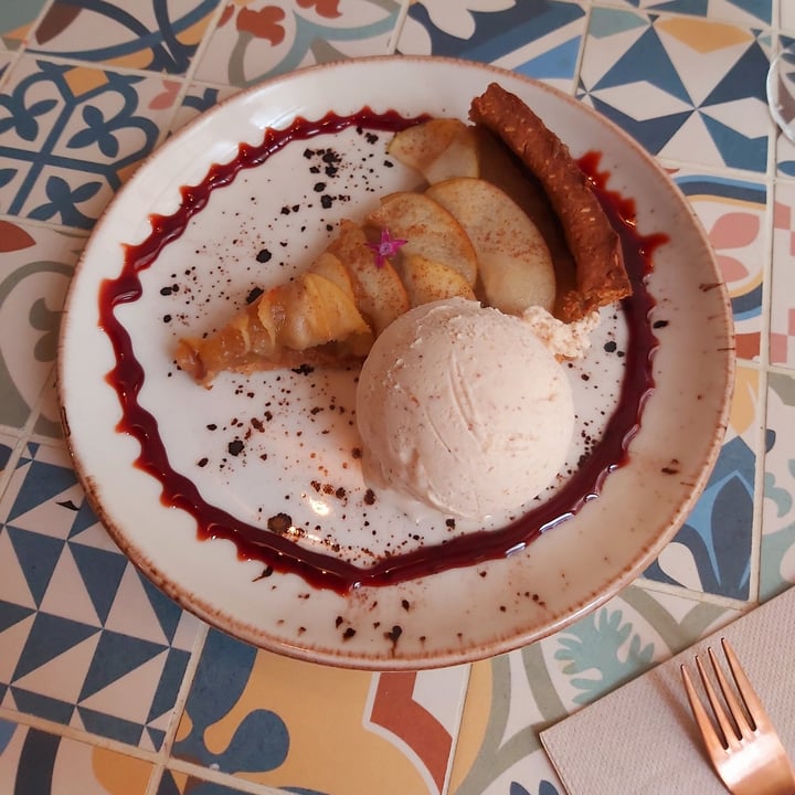 photo of MIMO Vegan Bistro Tarta de manzana con helado de almendra shared by @irenesc on  14 Nov 2020 - review