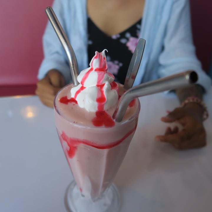 photo of COMET 984 - 50's Diner Strawberry Milkshake shared by @vgntraveler on  09 Sep 2020 - review