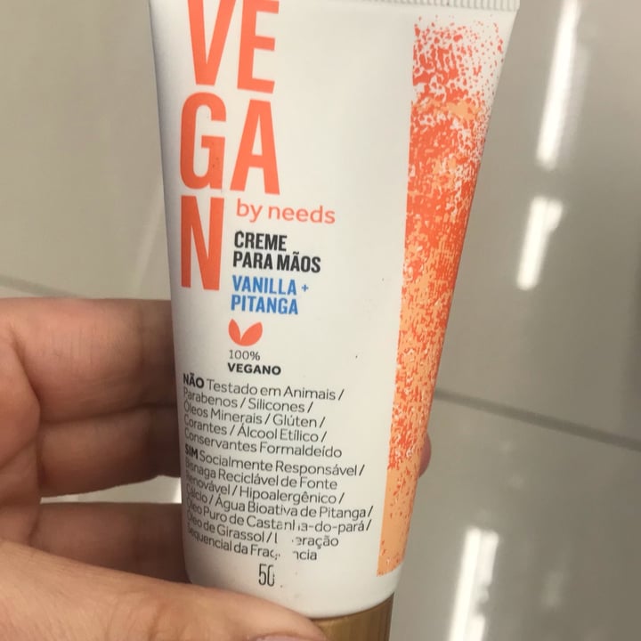 photo of Vegan by Needs creme para as mãos vanilla + pitanga shared by @larissapankoski on  23 Jul 2022 - review