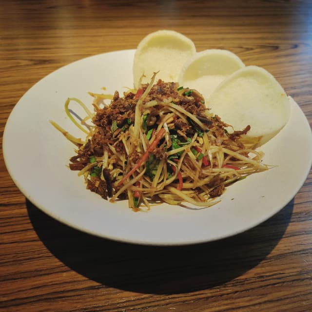 菜肴“papaya salad with mushroom jerky”的照片