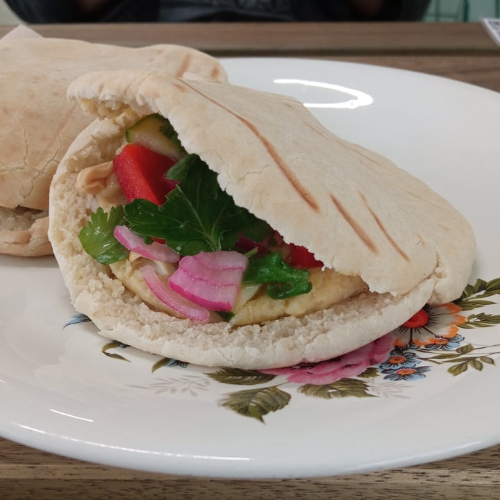 photo of A Parva Pan de pita con hummus, cacahuete, cebolla y pepino shared by @anabigrr on  10 Aug 2021 - review