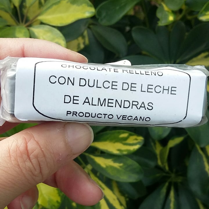 photo of Carmela Tomasa Barra de chocolate y dulce de almendras shared by @angiedenise on  24 Jun 2021 - review