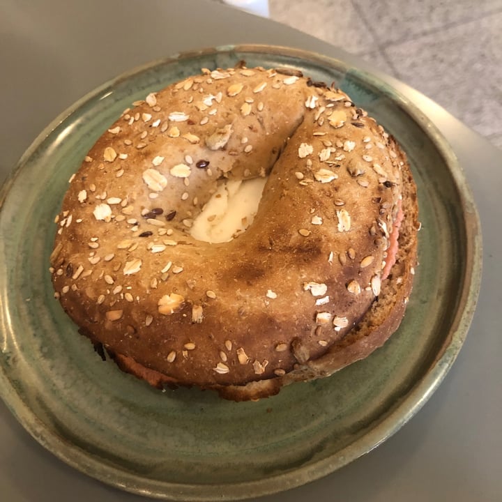 photo of Bioma plant based café Bagel de jamón y queso shared by @sergeipau on  30 Aug 2021 - review