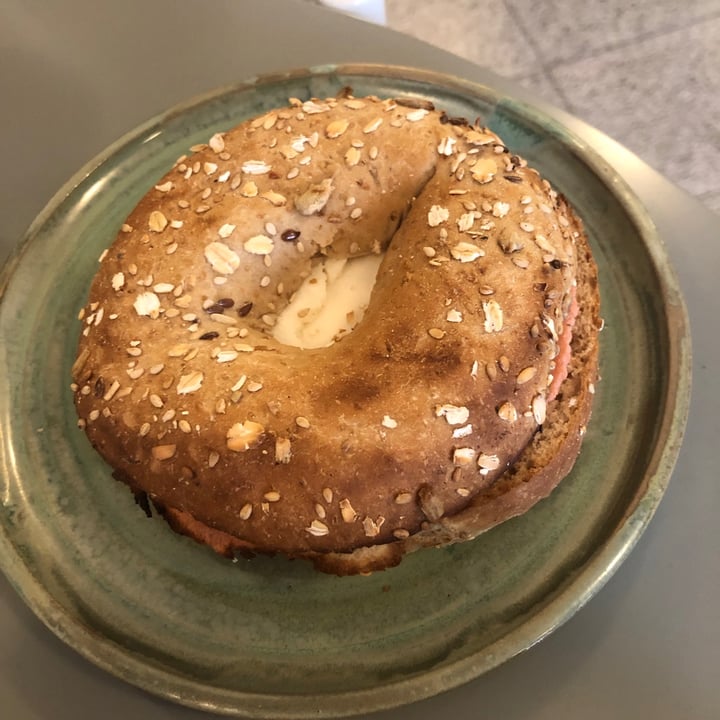 review photo of Bioma plant based café Bagel de jamón y queso shared by @sergeipau on 30 Aug 2021 - review