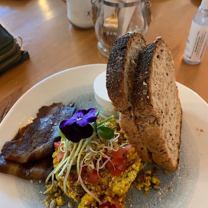 photo of Blue Kiwi tofu scamble on toast with no meat bacon shared by @greendawning on  18 Sep 2022 - review