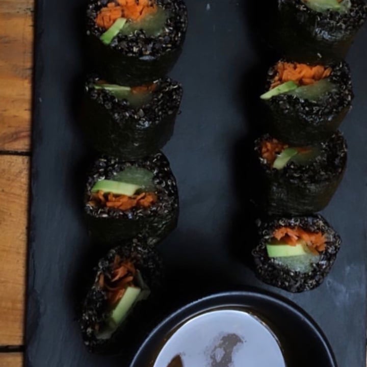 review photo of Aura Vegana Sushi c/ quinoa negra shared by @isaabela on 17 Jul 2020 - review
