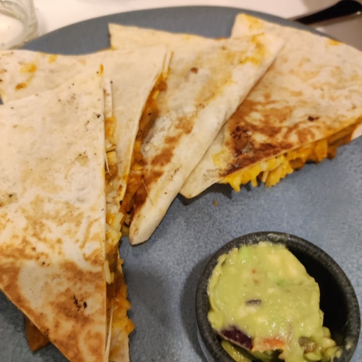 photo of La Oveja Negra taberna vegana. Quesadillas shared by @juliiapardo on  21 Feb 2022 - review