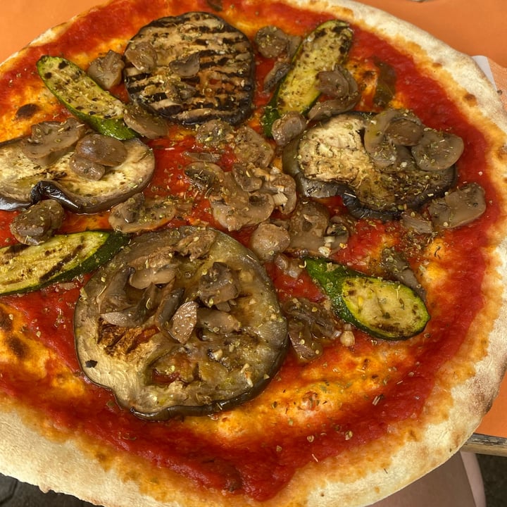 photo of Pizzeria Osteria Pellegrina Valdobbiadene Pizza marinara con verdure shared by @veganfuorisede on  03 Jun 2022 - review