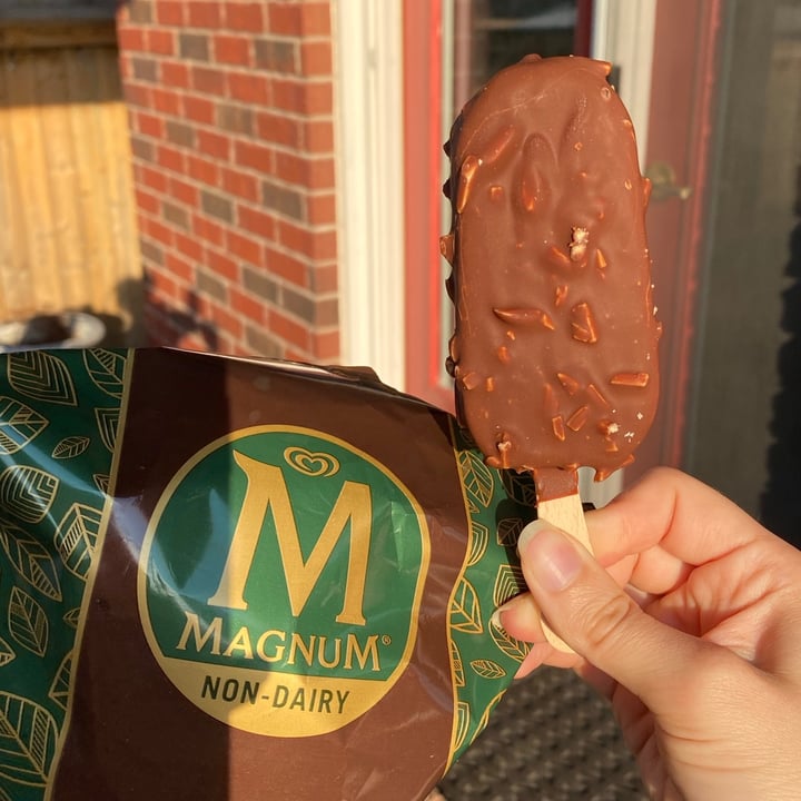 photo of Magnum Magnum Vegan Almond shared by @alexiscl on  09 Jun 2021 - review