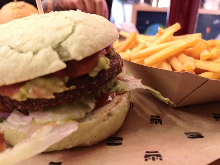 photo of Space Burger Vienna GF California Burger 🍔 with fries 🍟 shared by @mrveganvienna on  27 Feb 2020 - review