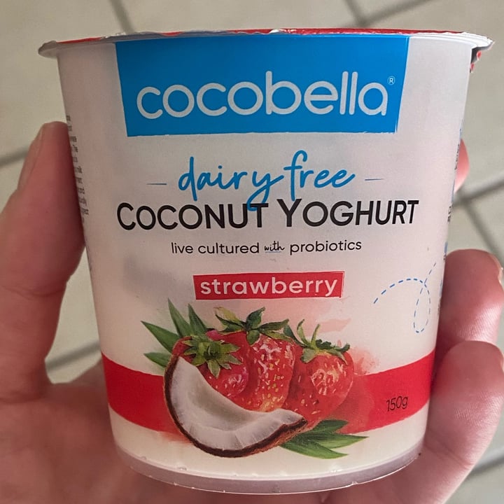 photo of Cocobella Coconut yogurt - Strawberry shared by @arianemeschiatti on  25 Mar 2022 - review