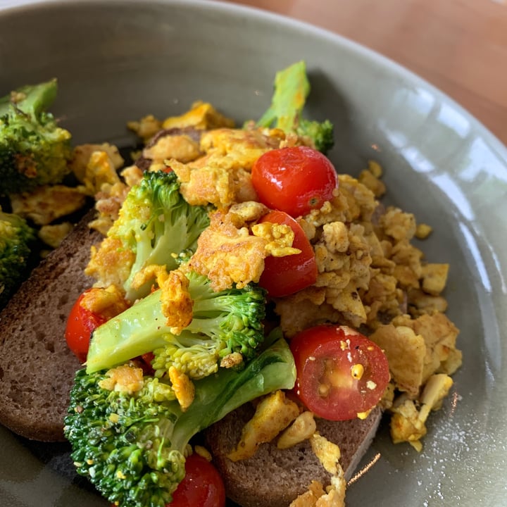 photo of Real Food Scrambled Tofu With Broccoli shared by @konnie on  08 Apr 2022 - review