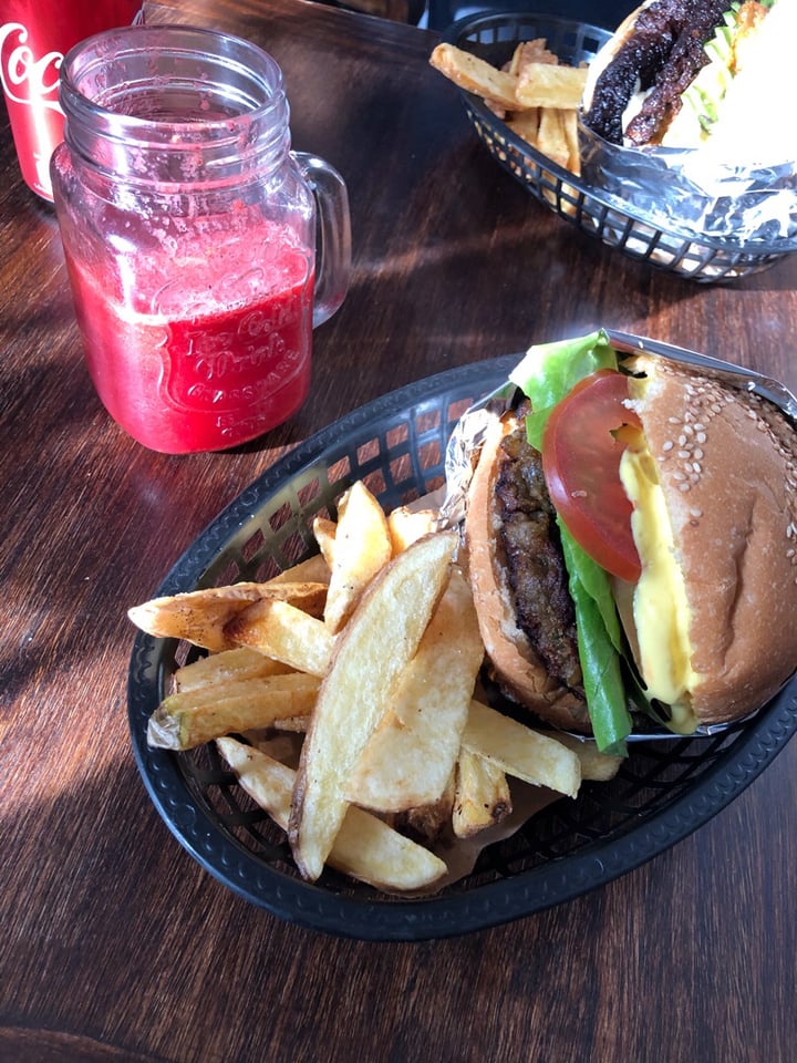 photo of Vg Burger Hamburguesa “Exótica” shared by @sofiaravellos on  26 Jun 2019 - review