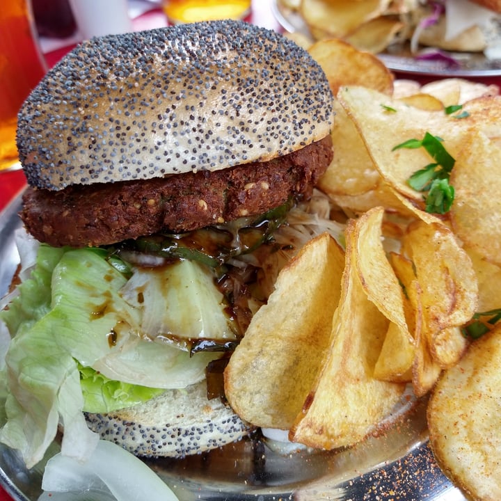 review photo of El Banco Rojo Hamburguesa de falafel con papas shared by @ariantimo on 28 Mar 2021 - review