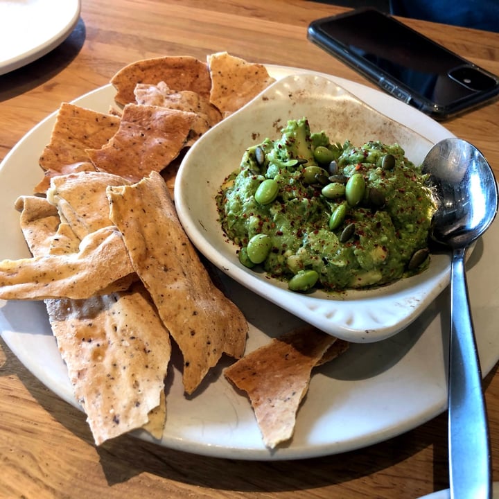 photo of True Food Kitchen Edamame Guacamole shared by @theveganblob on  20 Jun 2021 - review