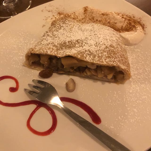 Photo of the dish “Strudel di mele vegan e panna montata alla cannella”