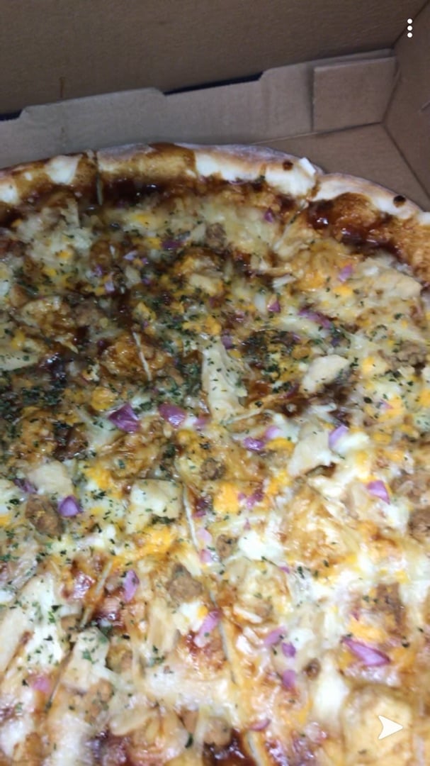 photo of Ozona Pizza BBQ chick’n pizza shared by @jadeashleyhunter on  06 Apr 2020 - review