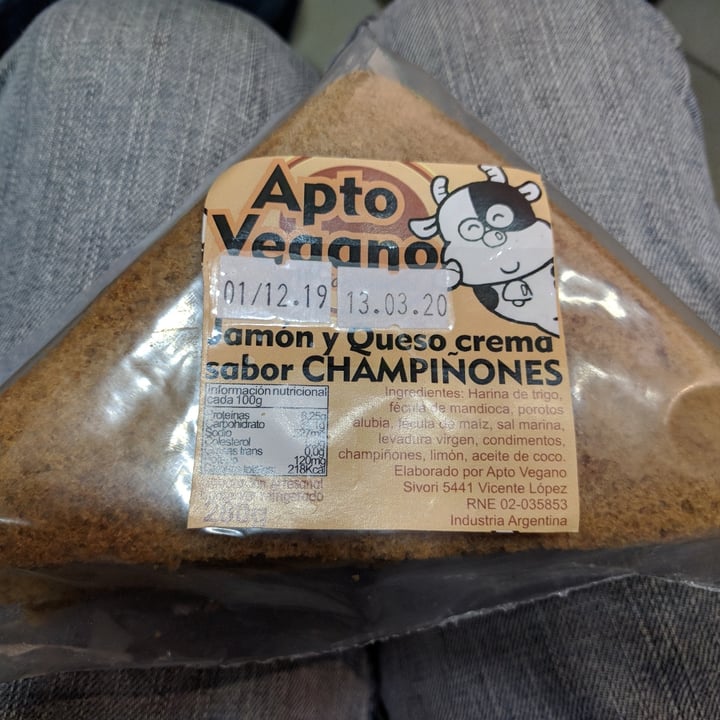 photo of Apto Vegano Consciente Sandwich Jamon y Queso Crema sabor 🍄 shared by @seamosuvoz on  08 Jun 2020 - review