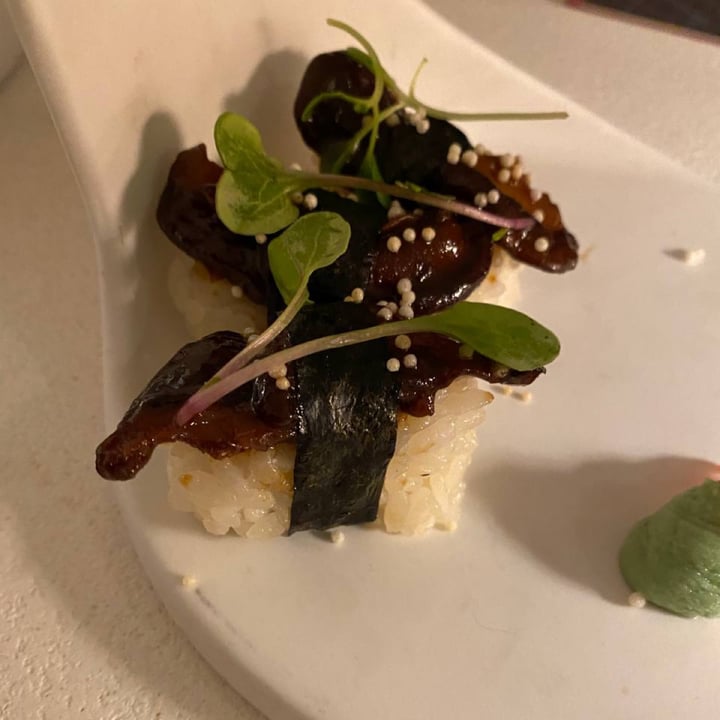 review photo of MUDRÁ Plant Based - Madrid Niguiri de Shitakes Hoisin shared by @pinavi on 12 Apr 2022 - review