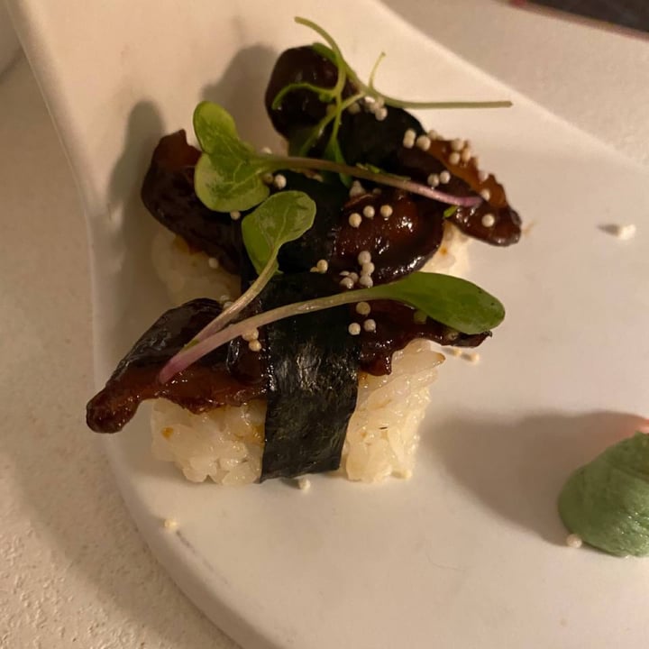 photo of MUDRÁ Plant Based - Madrid Niguiri de Shitakes Hoisin shared by @pinavi on  12 Apr 2022 - review