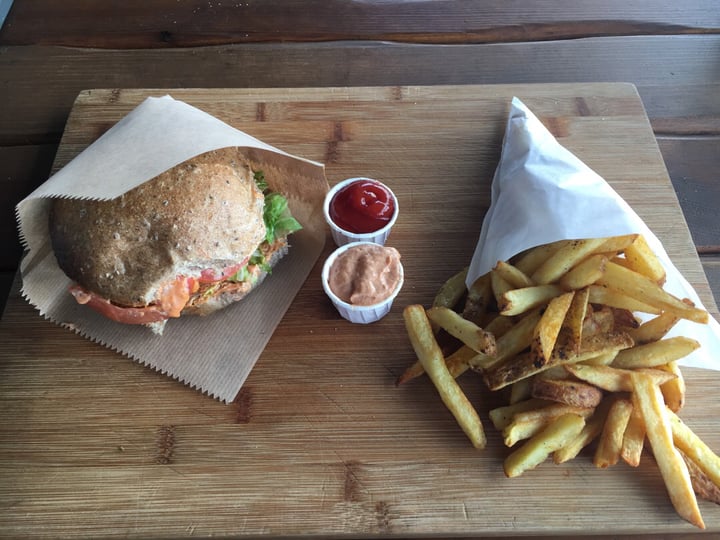 review photo of fit kitchen / eat fit Veggie Burger (Falafel) shared by @mrhappy on 15 Sep 2019 - review